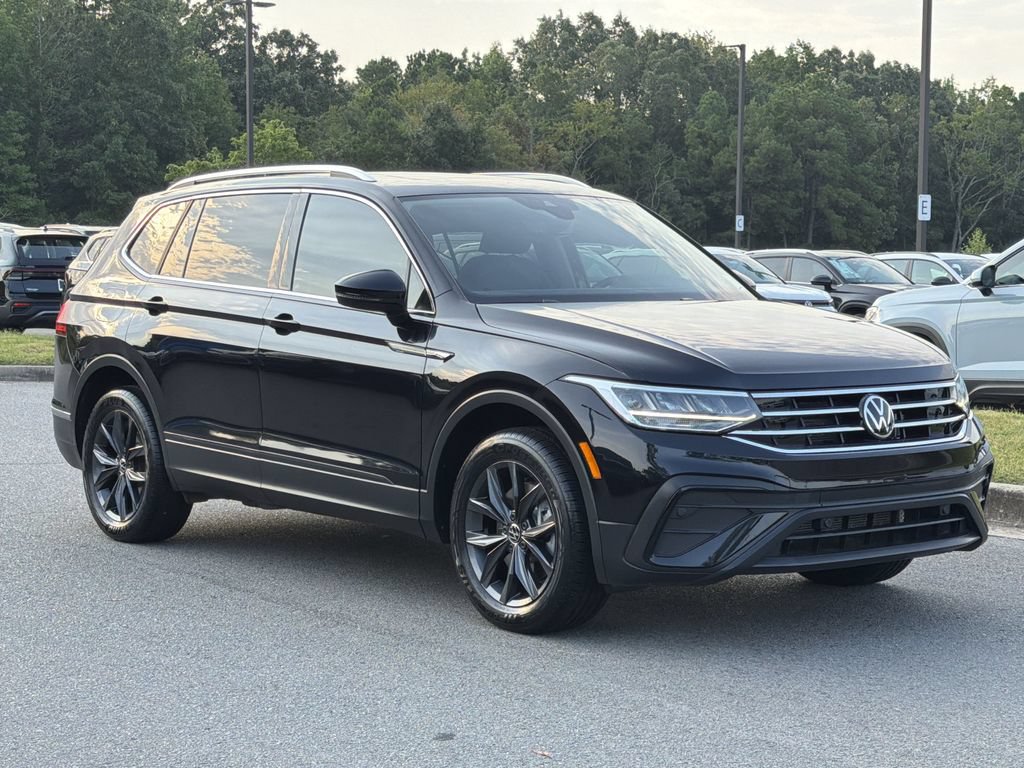 Used 2023 Volkswagen Tiguan SE w/ Panoramic Sunroof Package FWD image 7