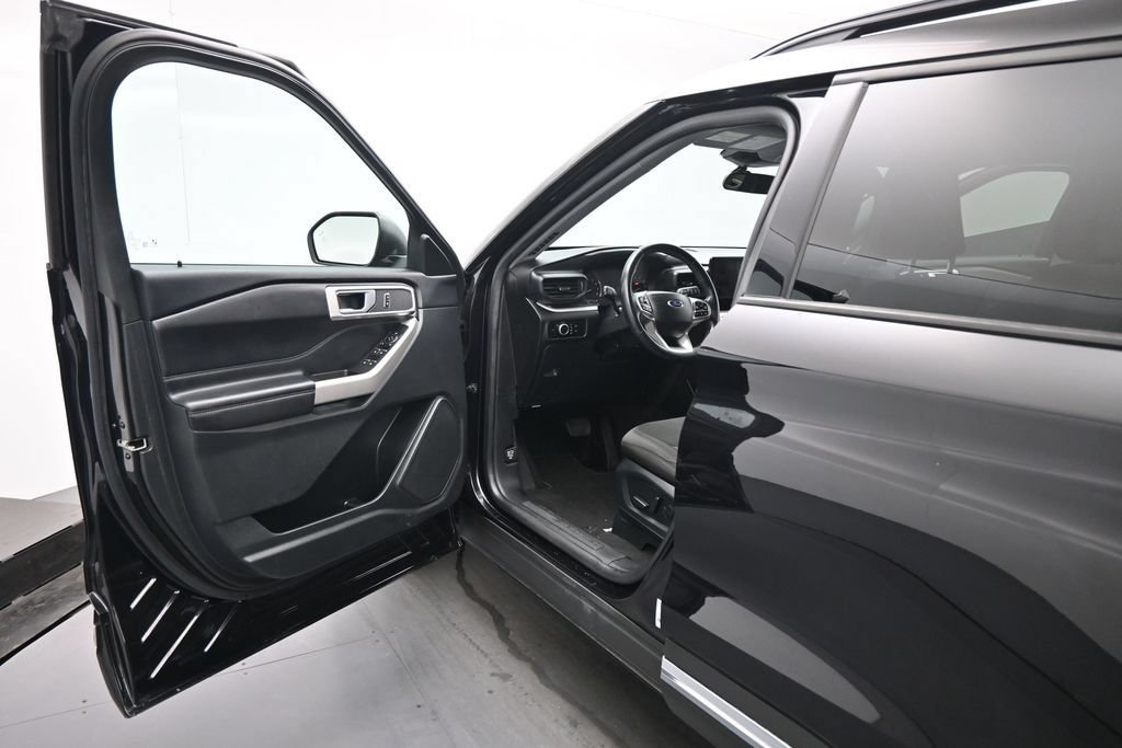 Certified 2023 Ford Explorer XLT RWD image 9