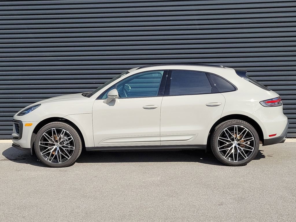Certified 2025 Porsche Macan image 2