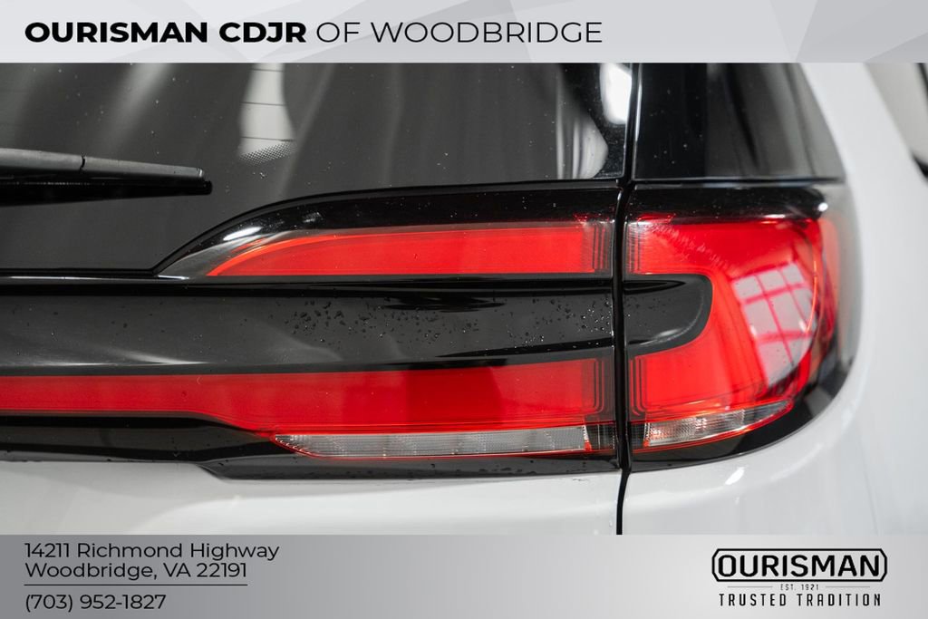 Used 2025 Chrysler Pacifica Select image 7