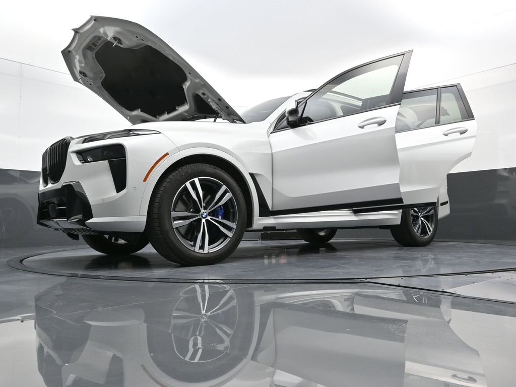 Used 2026 BMW X7 xDrive40i w/ M Sport Package image 41