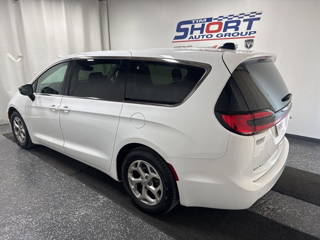 Used 2024 Chrysler Pacifica Limited w/ Uconnect Theater Family Group image 9
