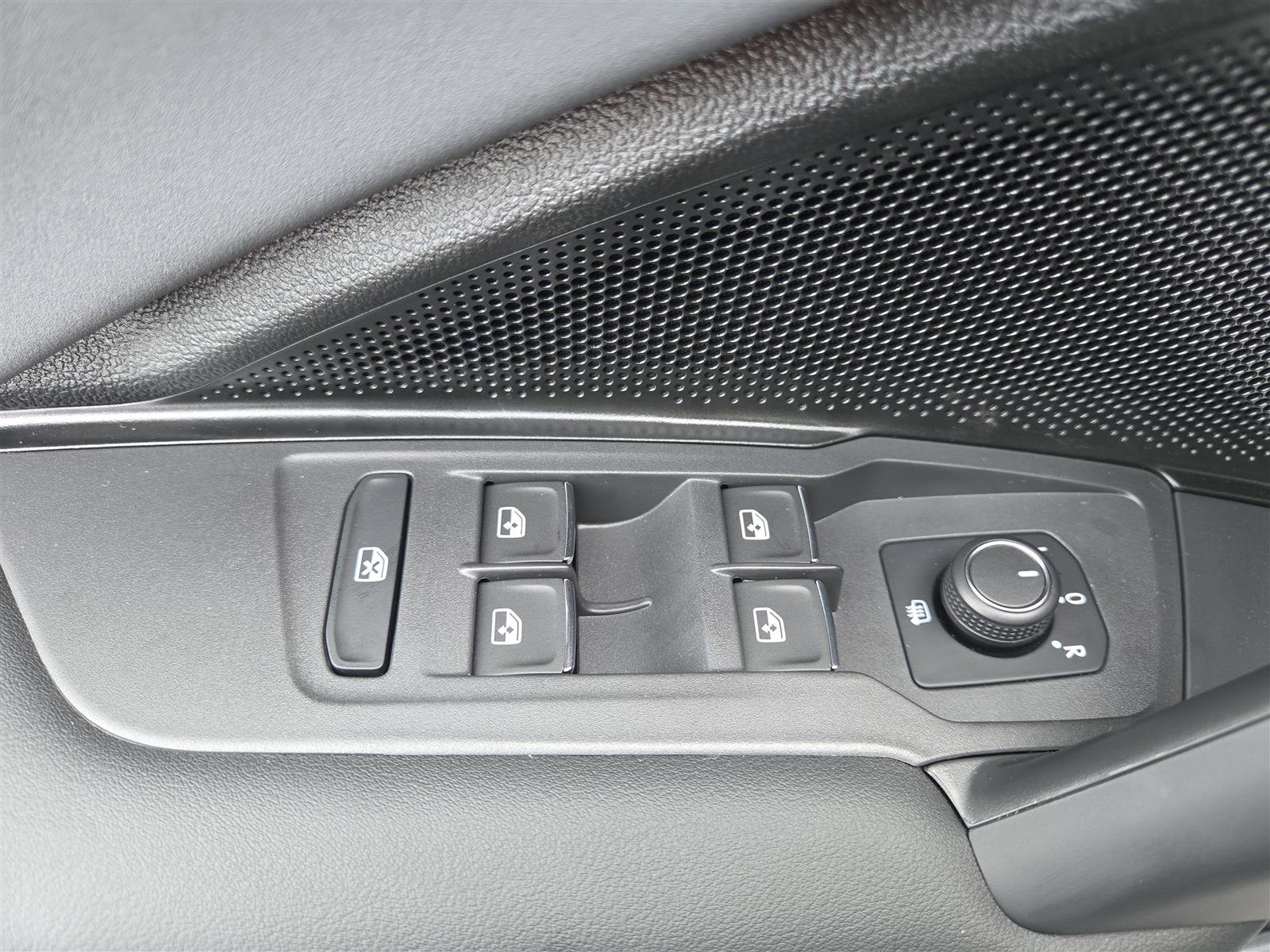 New 2025 Volkswagen Tiguan SE R-Line image 13