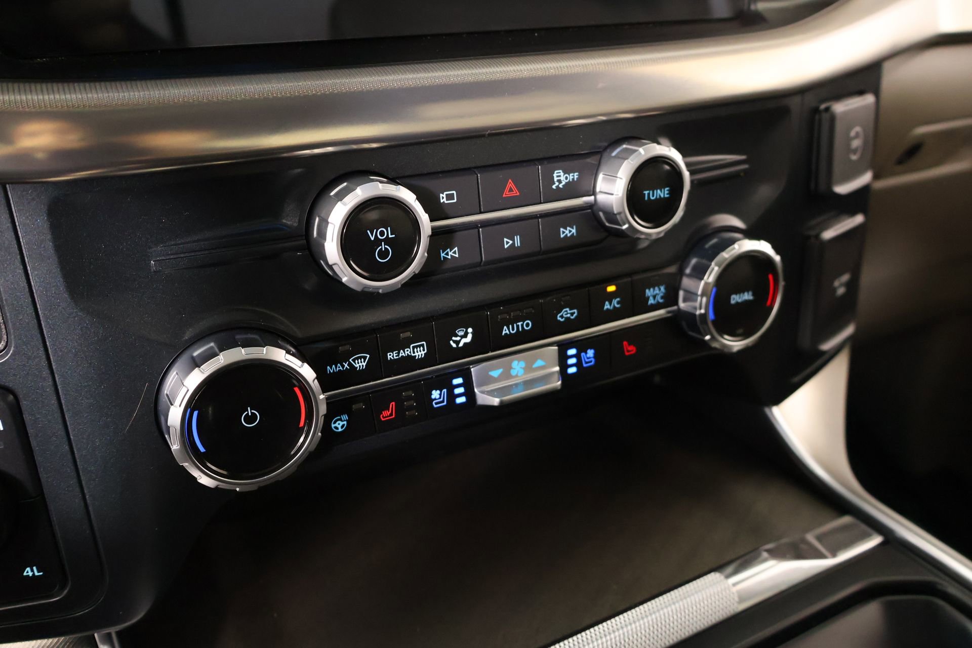 Used 2025 Ford F150 Platinum w/ Equipment Group 703A Plus AWD/4WD image 8