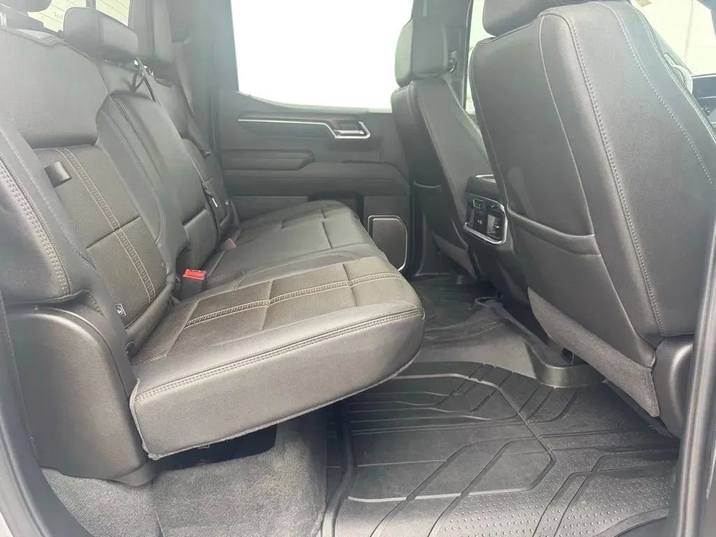 Used 2025 Chevrolet Silverado 1500 High Country w/ High Country Premium Package AWD/4WD image 16