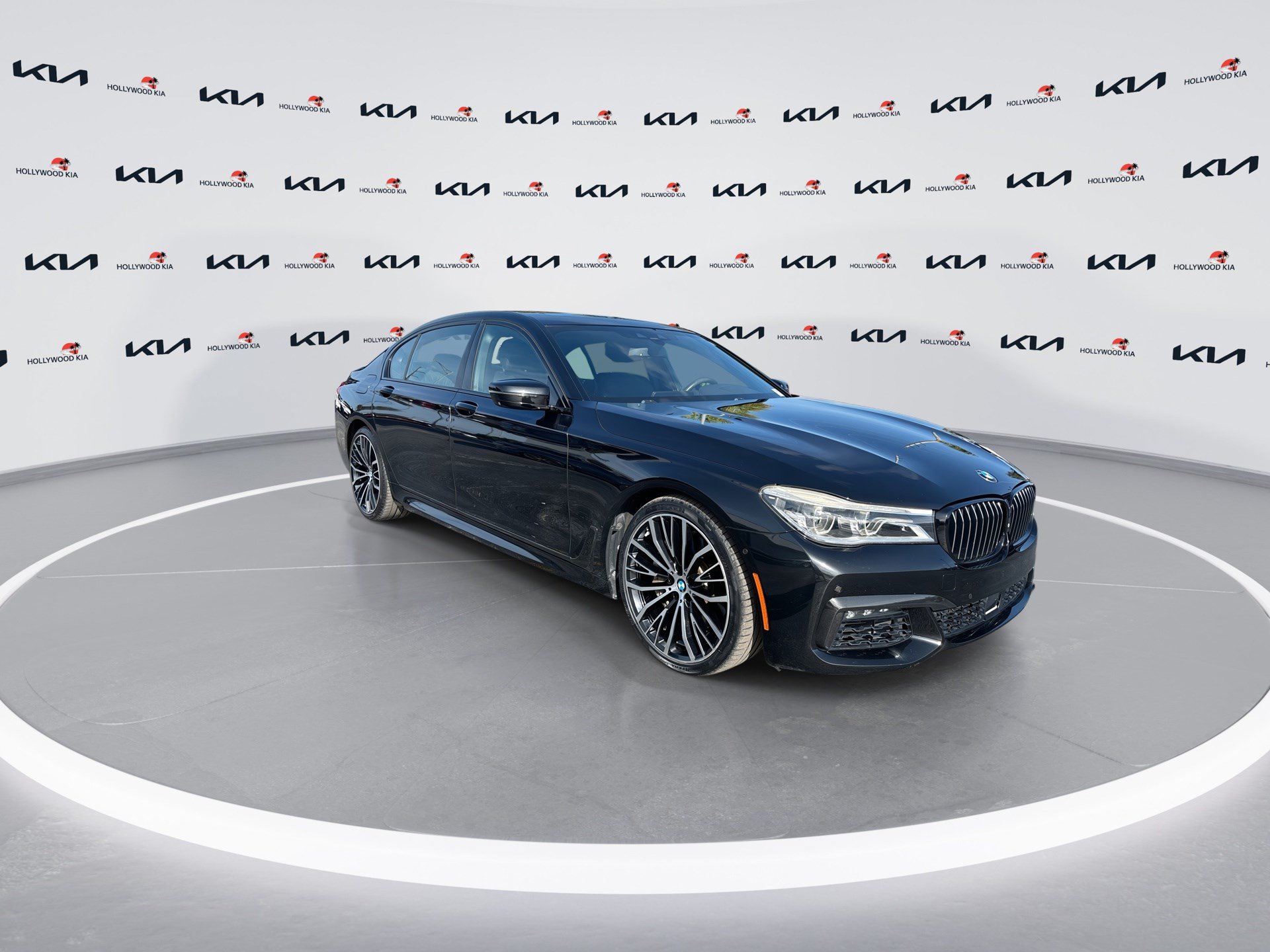 Used 2019 BMW 750i w/ M Sport Package RWD image 2