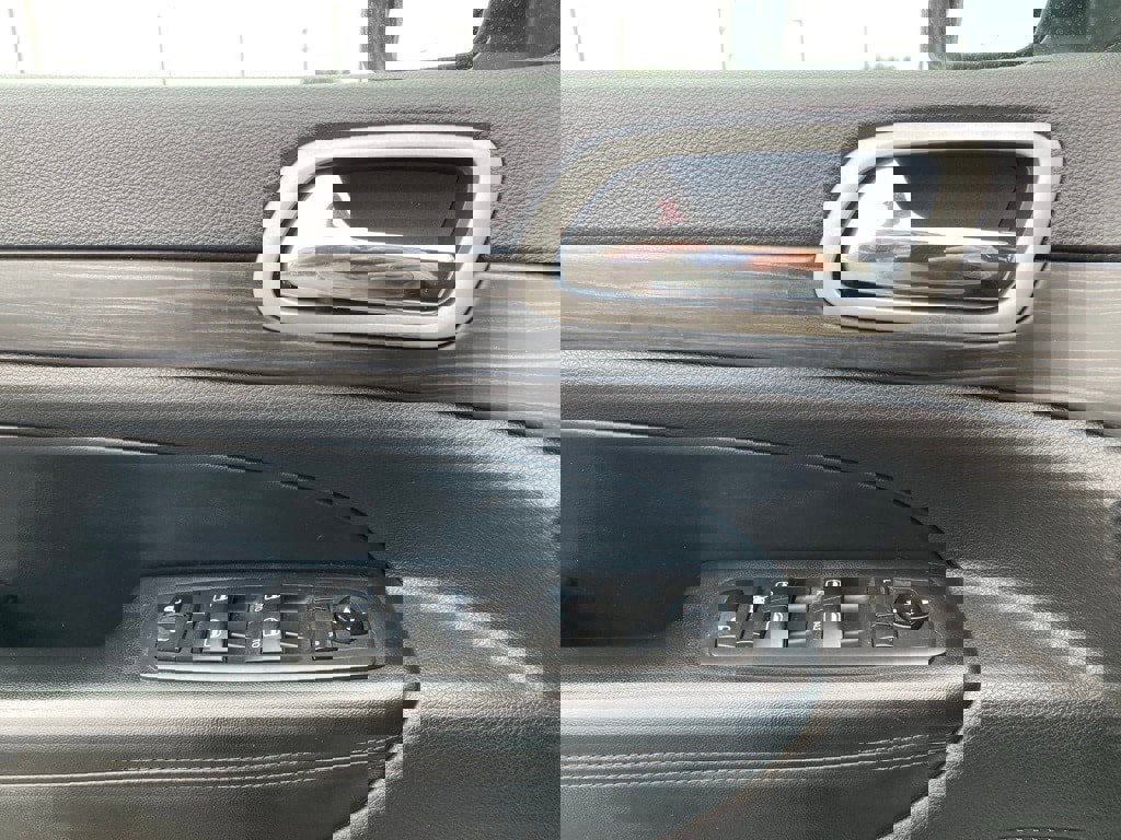 Used 2021 Jeep Grand Cherokee Laredo image 13