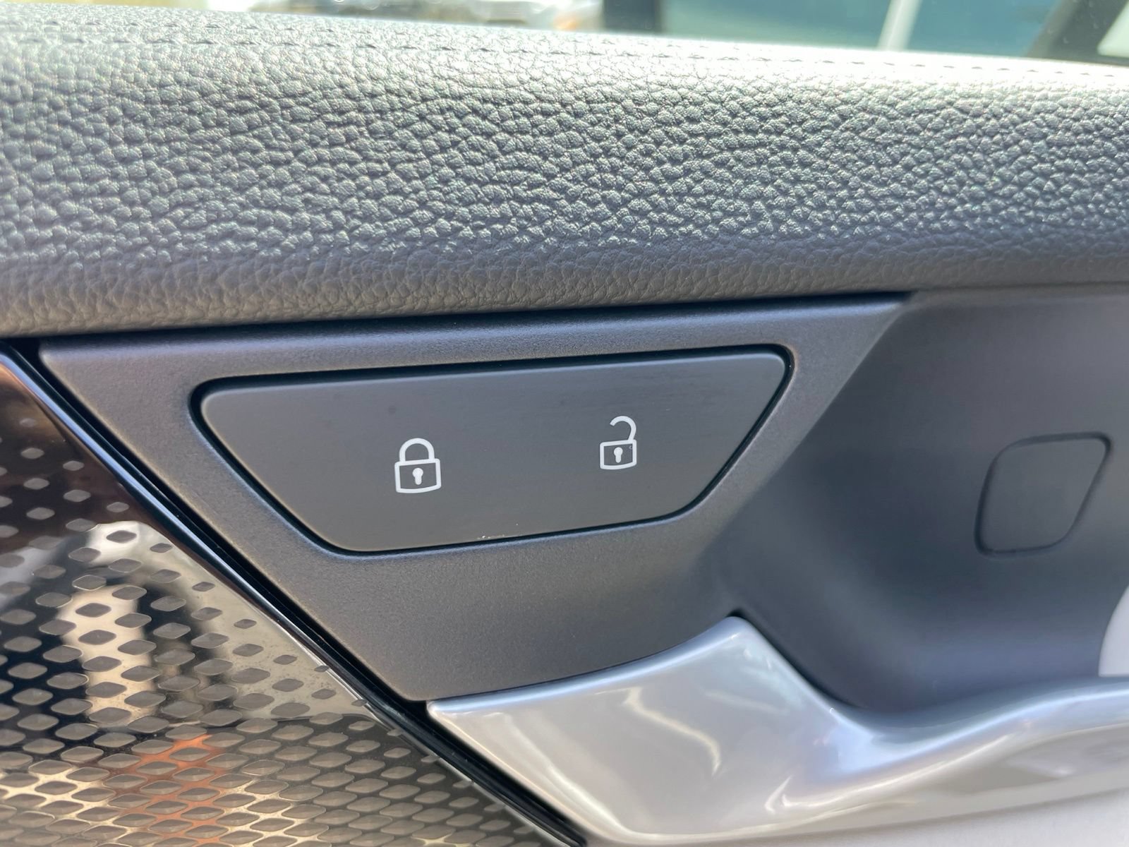 Certified 2025 Volkswagen Tiguan SE FWD image 15