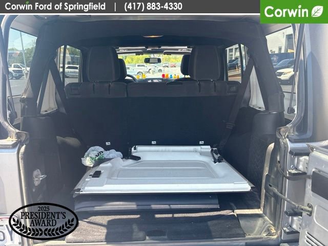 Used 2018 Jeep Wrangler Unlimited Sahara w/ Connectivity Group AWD/4WD image 14