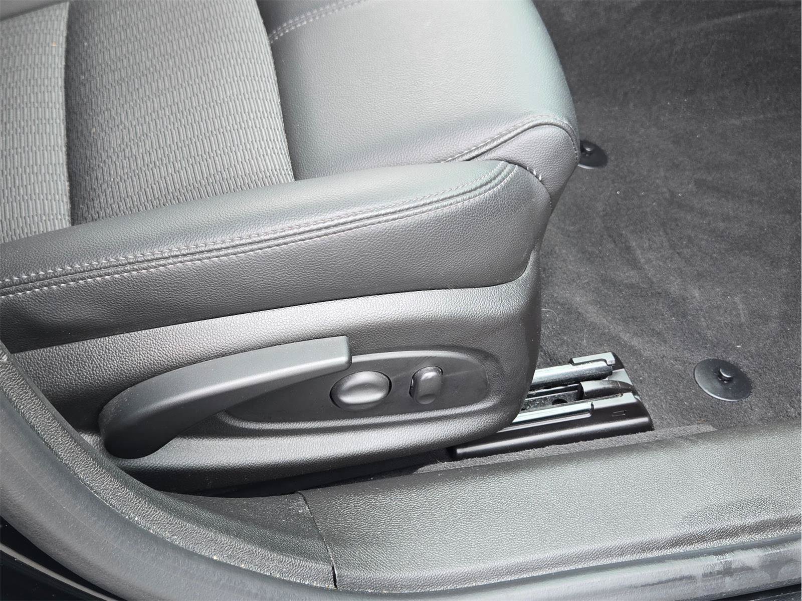 Used 2017 Chevrolet Impala LT w/ Convenience Package FWD image 6