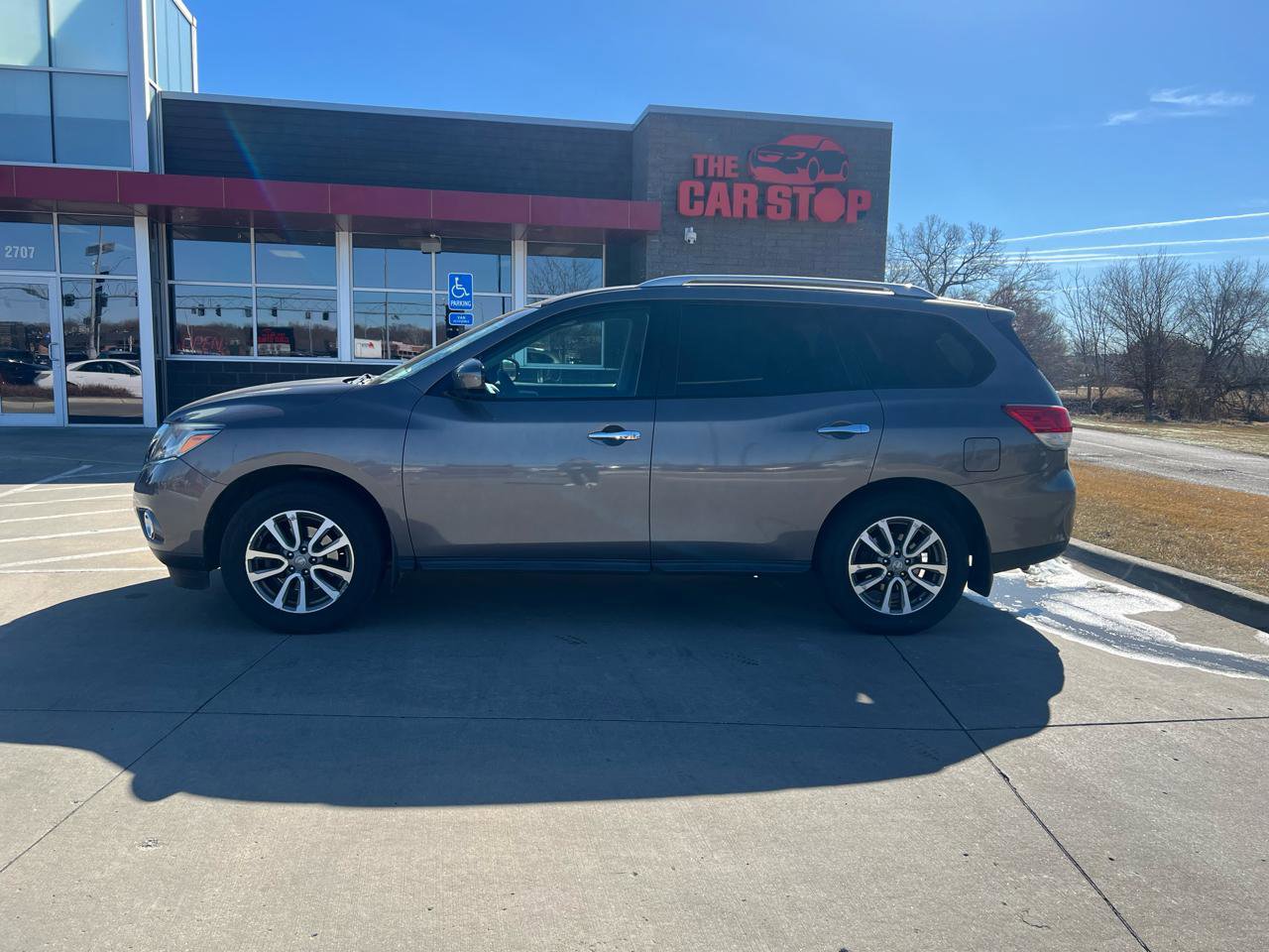 Used 2013 Nissan Pathfinder SV image 1