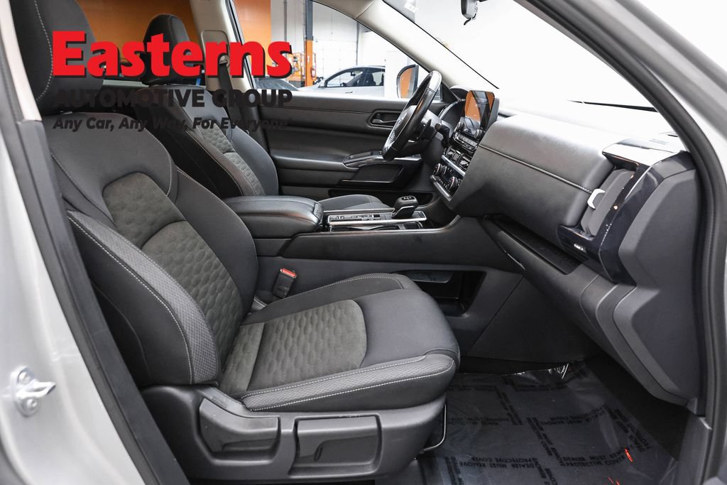 Used 2025 Nissan Pathfinder SV FWD image 26