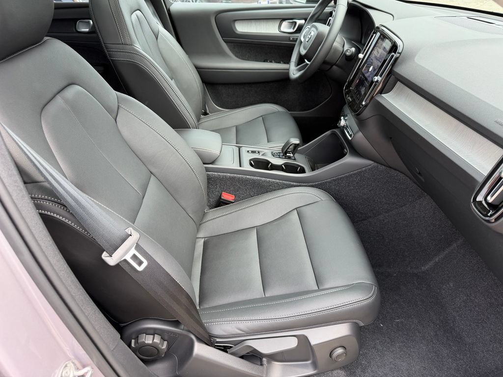 New 2026 Volvo XC40 B5 Core w/ Climate Package AWD/4WD image 9