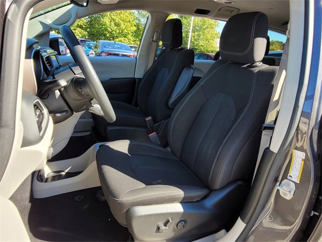 Used 2023 Chrysler Voyager LX image 8