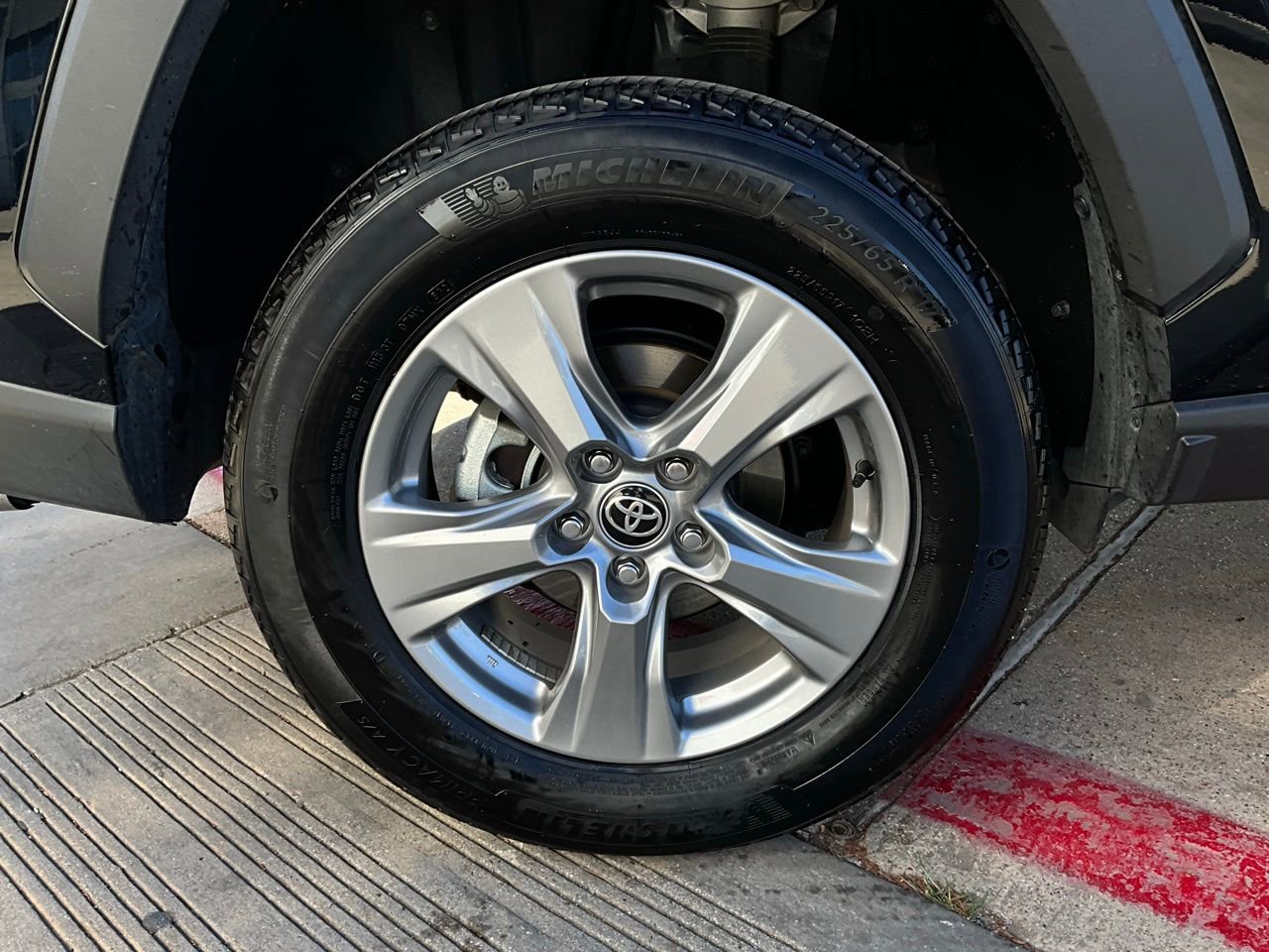 Used 2025 Toyota RAV4 XLE image 9