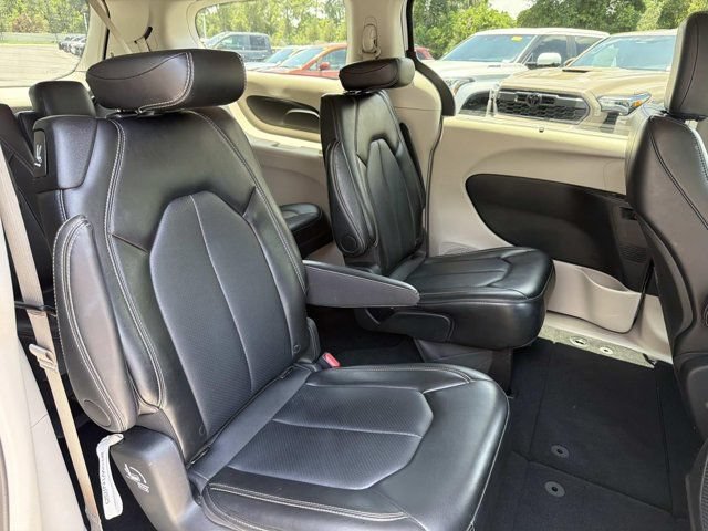 Used 2024 Chrysler Pacifica Touring-L FWD image 18