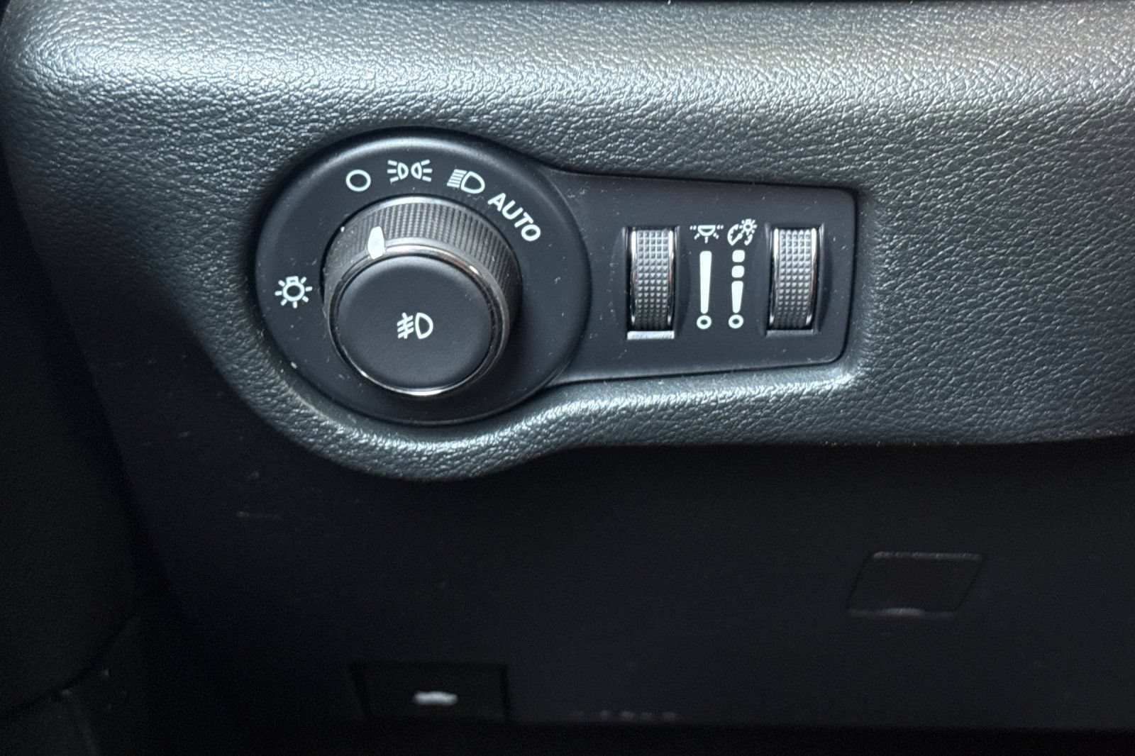 Used 2025 Chrysler Pacifica Limited FWD image 41