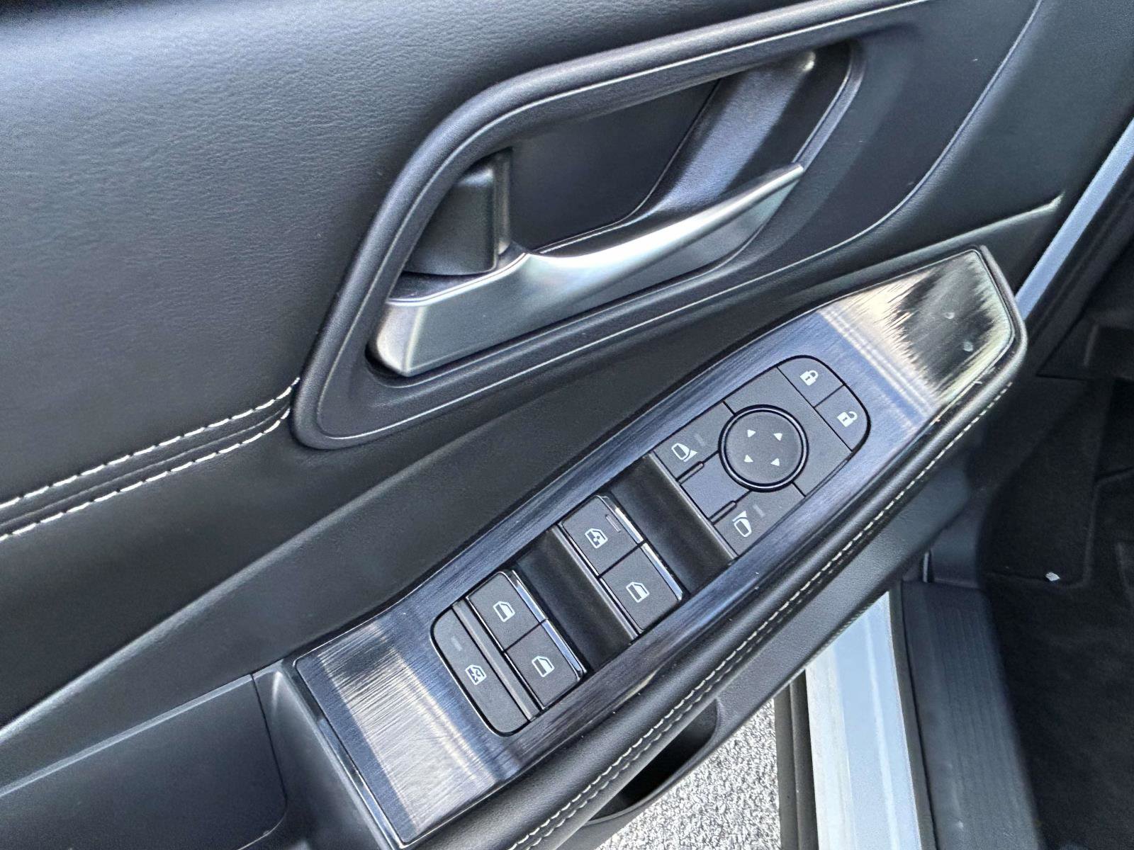 Used 2024 Nissan Rogue SV w/ SV Premium Package image 19