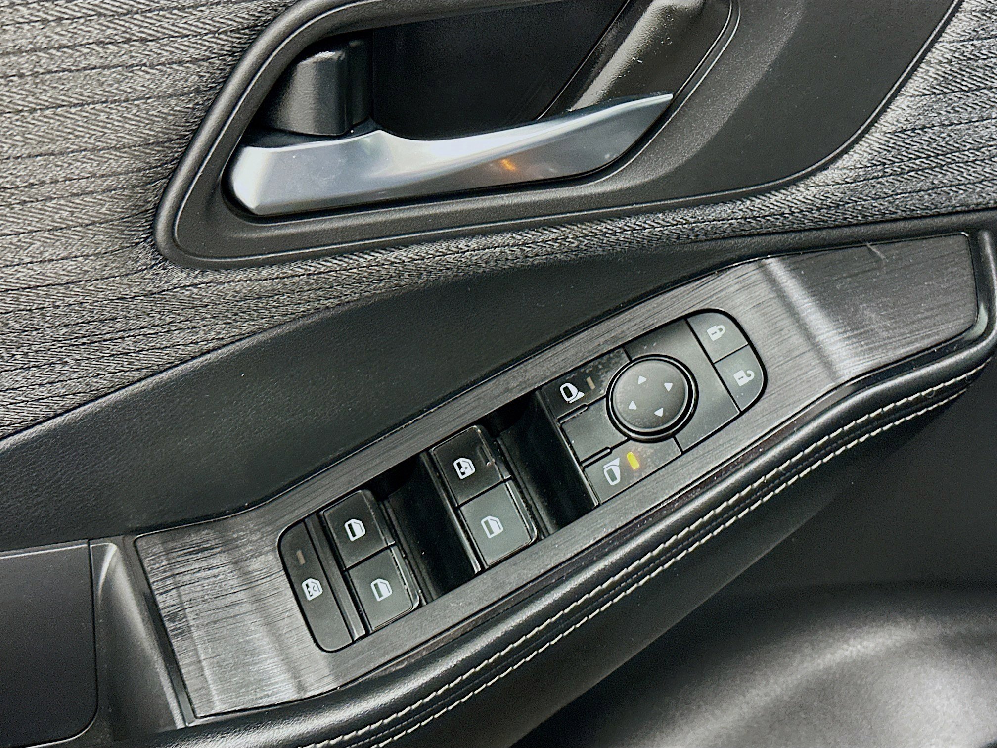 Used 2023 Nissan Rogue SV image 15