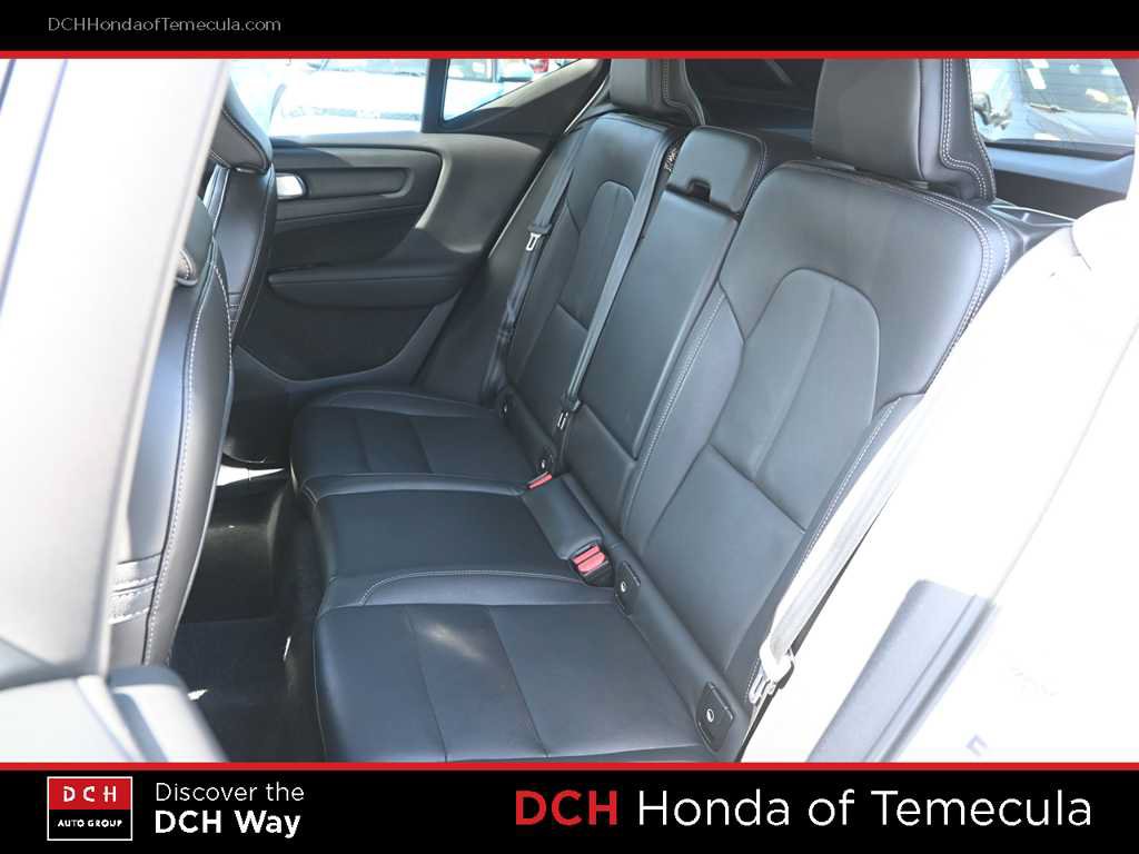 Used 2021 Volvo XC40 T4 Momentum FWD image 19