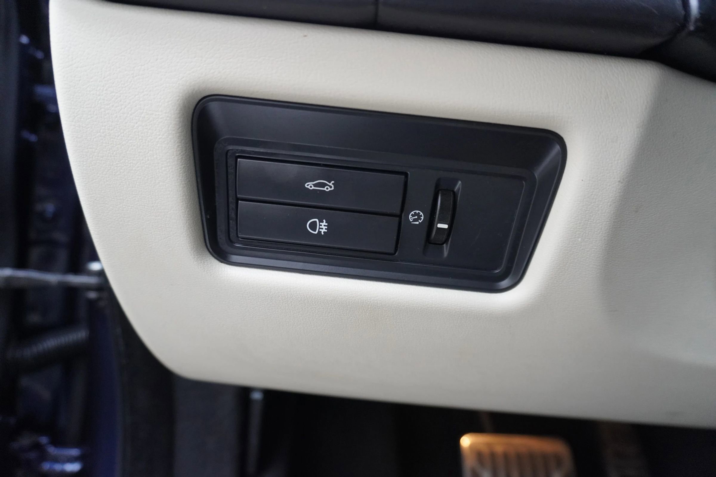 Used 2015 Jaguar XJ image 27