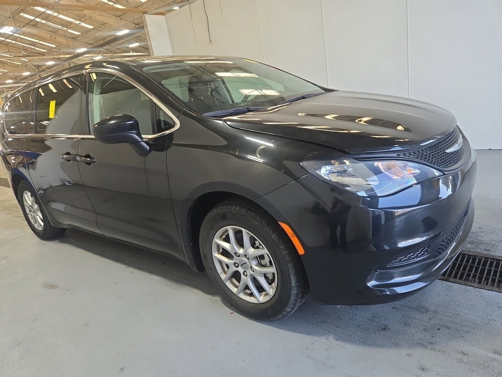 Used 2023 Chrysler Voyager LX image 2