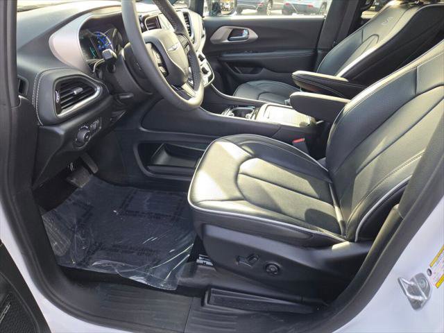 Certified 2025 Chrysler Pacifica Premium image 21