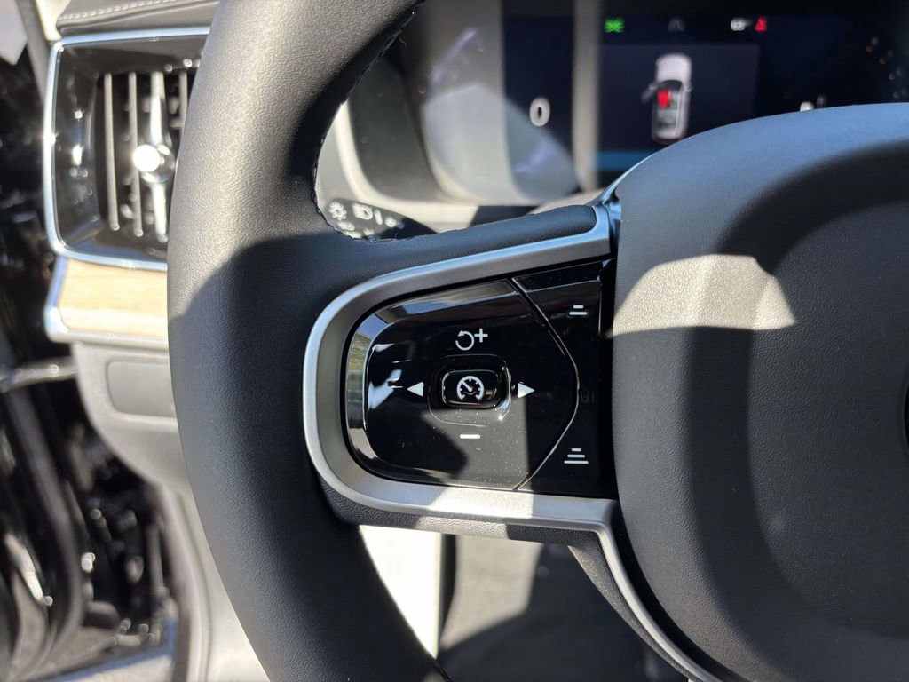 New 2026 Volvo XC90 B6 Plus w/ Protection Package Premier image 18