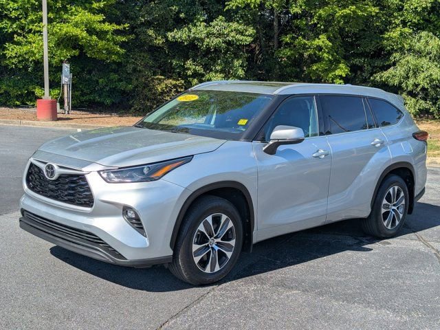Used 2022 Toyota Highlander XLE AWD/4WD image 3