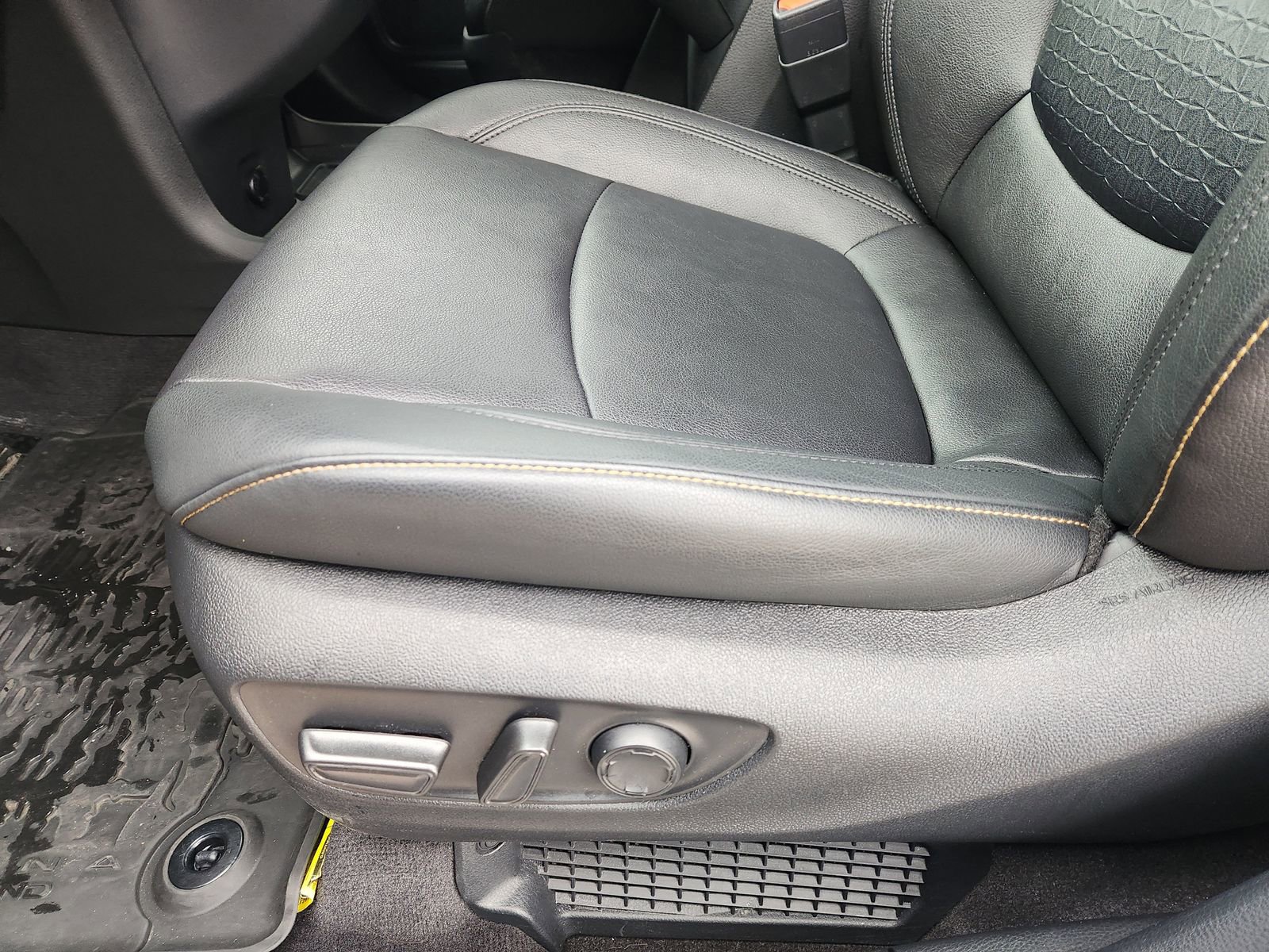 Used 2025 Toyota Sienna XLE Woodland Edition image 27