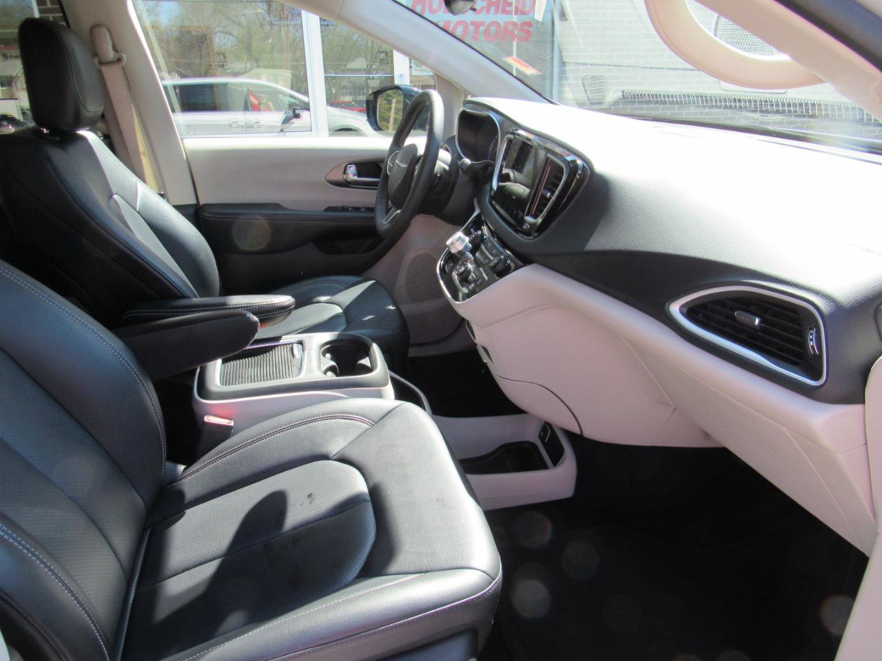 Used 2024 Chrysler Pacifica Touring-L FWD image 30