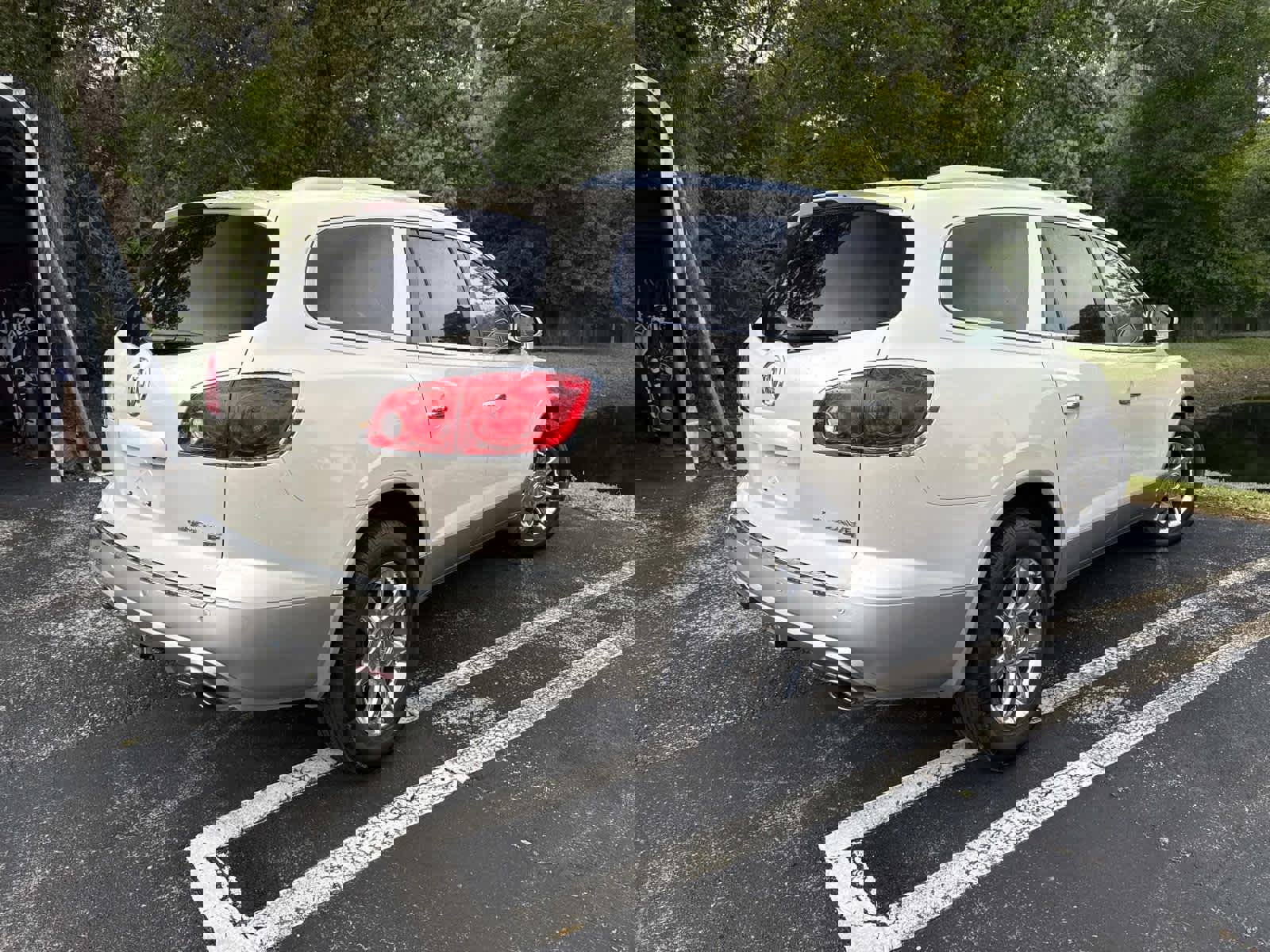 Used 2009 Buick Enclave CXL w/ Entertainment Package #3 image 4