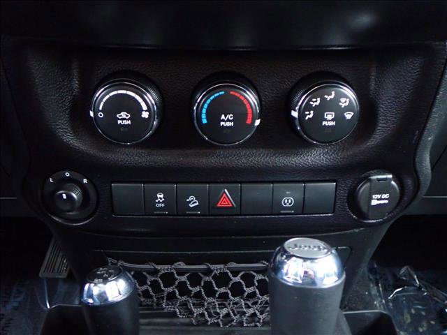 Used 2016 Jeep Wrangler Unlimited Rubicon w/ Connectivity Group image 17