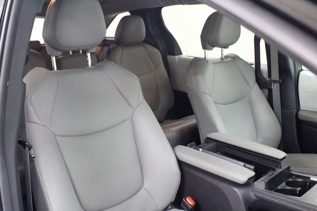 Used 2025 Toyota Sienna XLE image 40