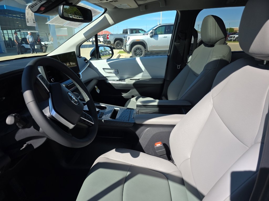 Used 2026 Toyota Sienna XLE image 6