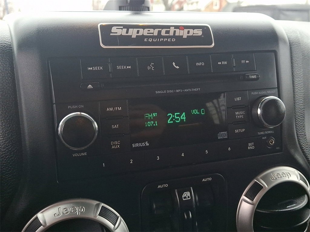 Used 2017 Jeep Wrangler Unlimited Sahara w/ Connectivity Group image 18