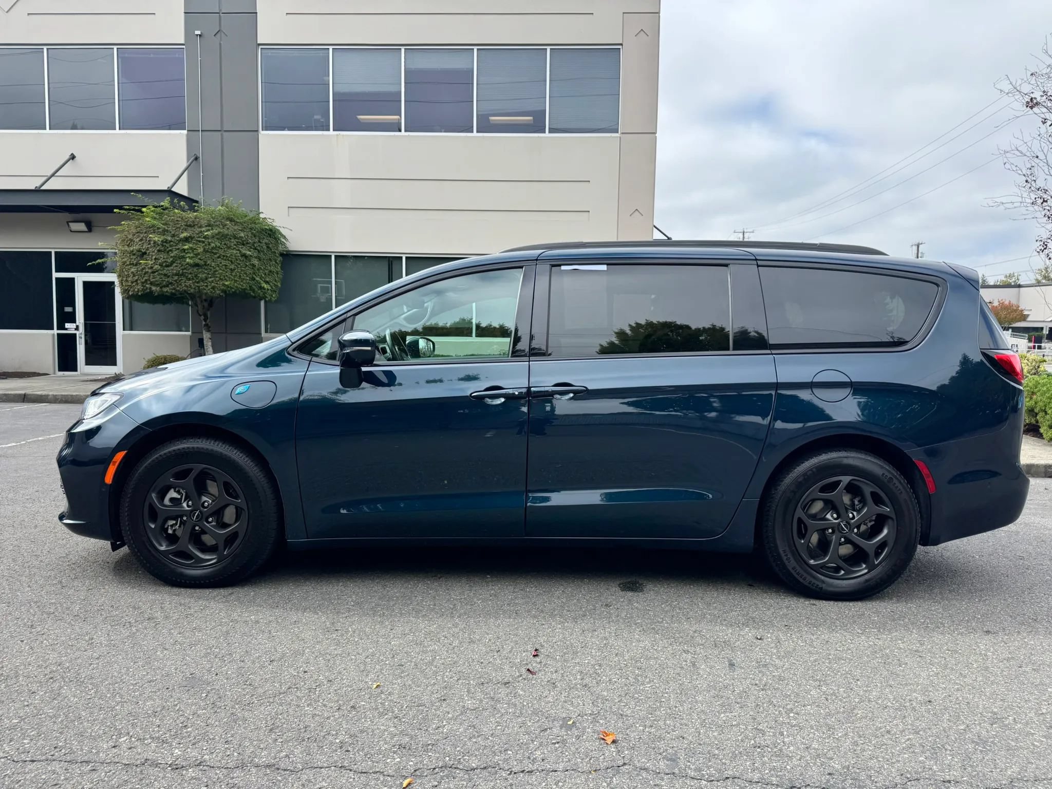 Used 2021 Chrysler Pacifica Touring-L w/ S Appearance Package FWD image 8