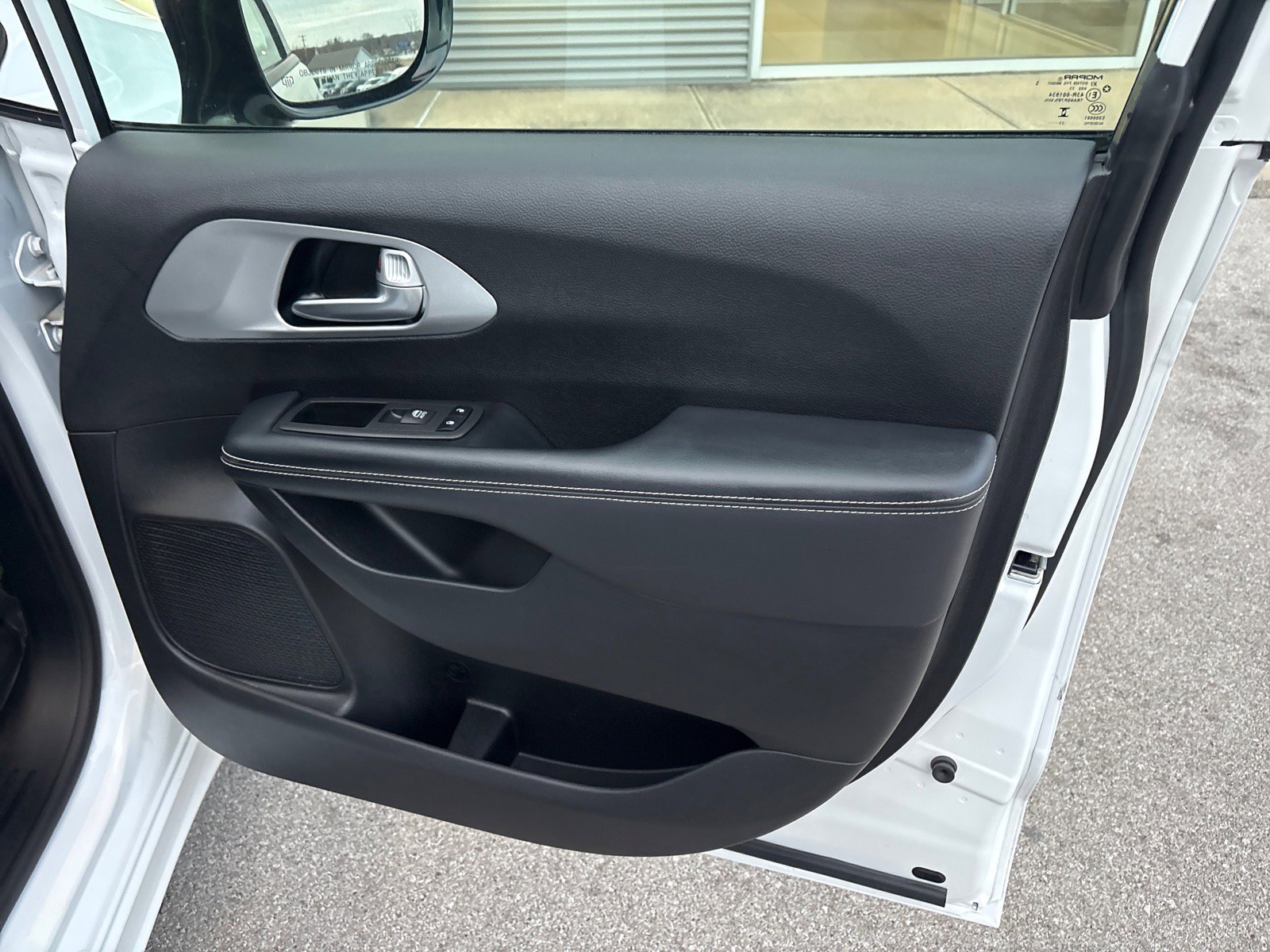 Used 2024 Chrysler Pacifica Select FWD image 33