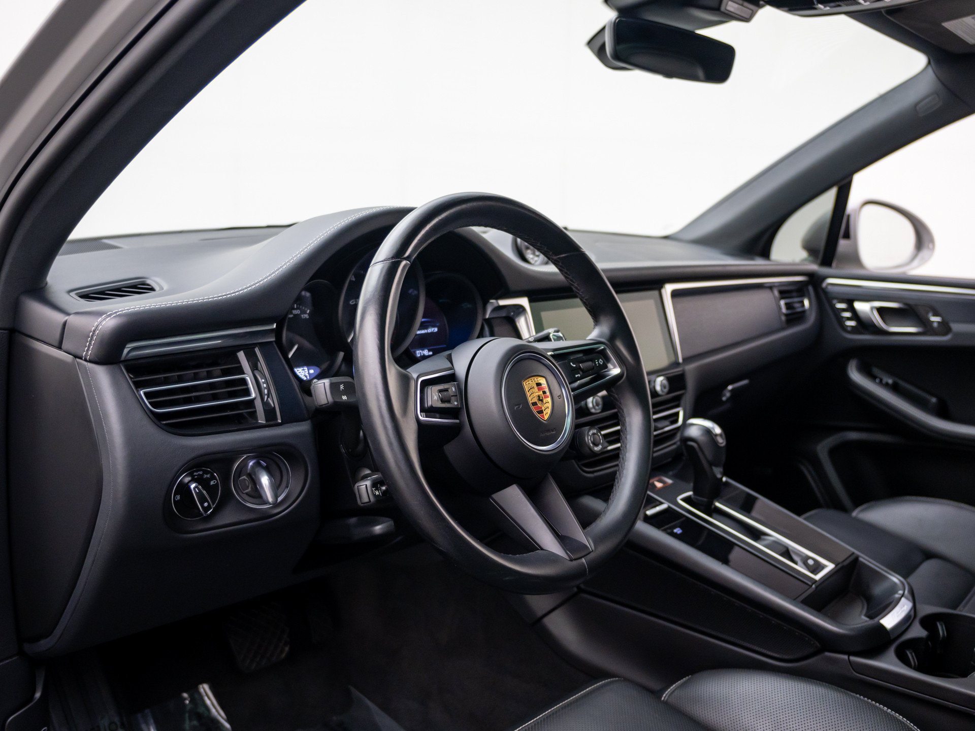 Certified 2023 Porsche Macan GTS w/ Premium Package Plus AWD/4WD image 4