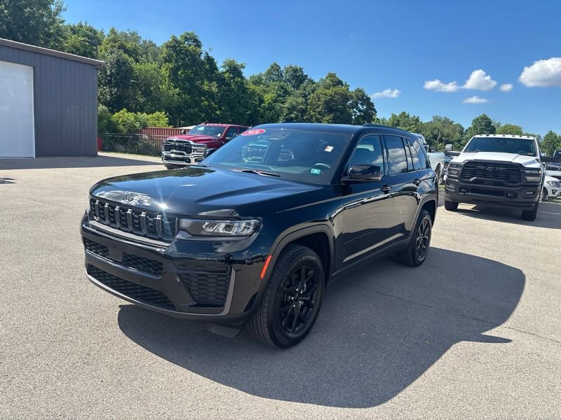 Used 2026 Jeep Grand Cherokee Altitude AWD/4WD image 7