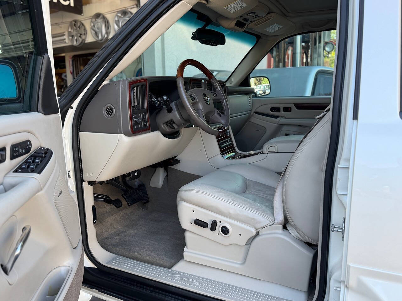 Used 2005 Cadillac Escalade EXT AWD/4WD image 2
