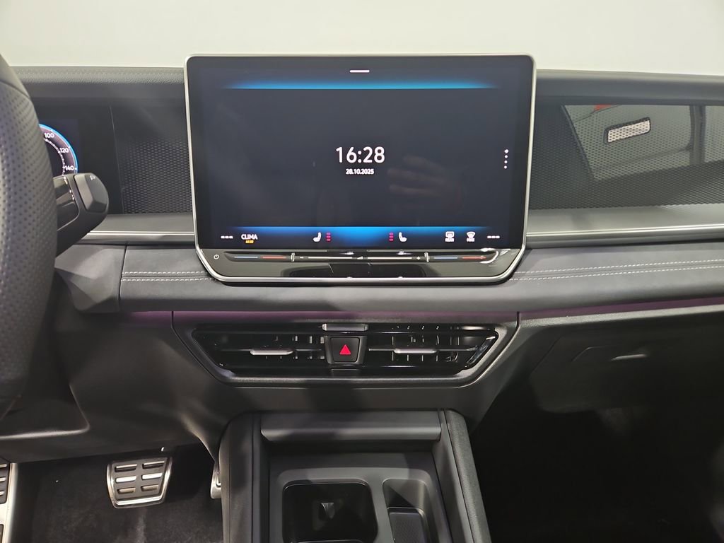 New 2026 Volkswagen Tiguan SE R-Line image 18