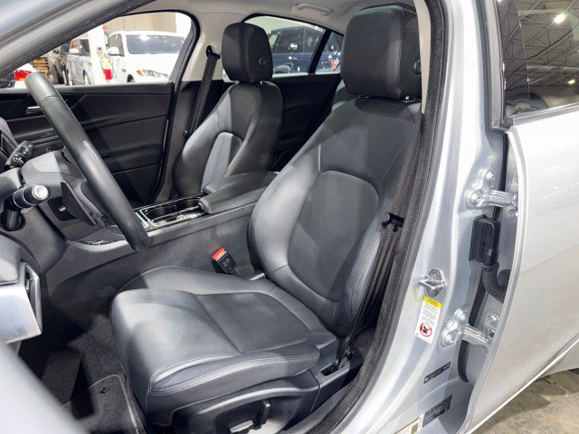 Used 2017 Jaguar XE Premium image 10