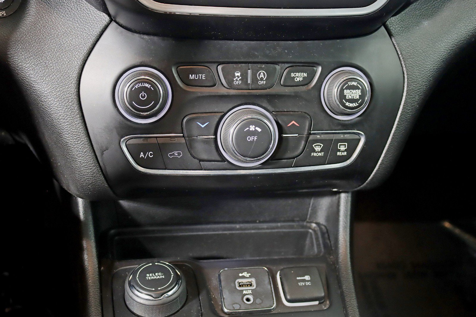 Used 2019 Jeep Cherokee Latitude Plus w/ Cold Weather Group AWD/4WD image 23