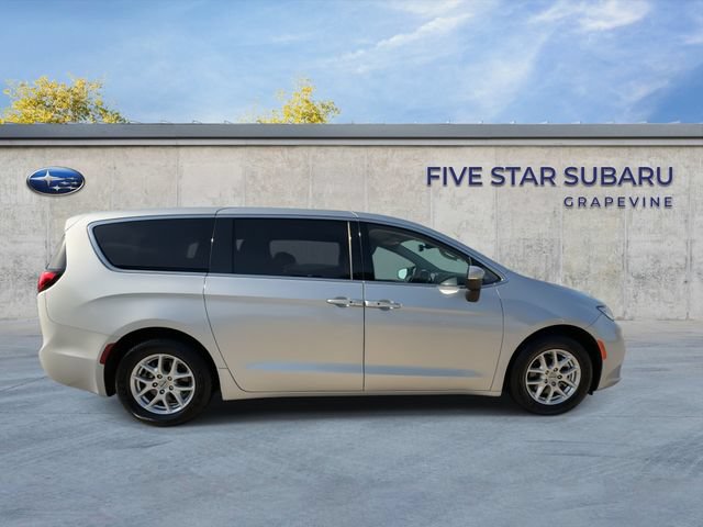 Used 2023 Chrysler Pacifica Touring-L FWD image 9