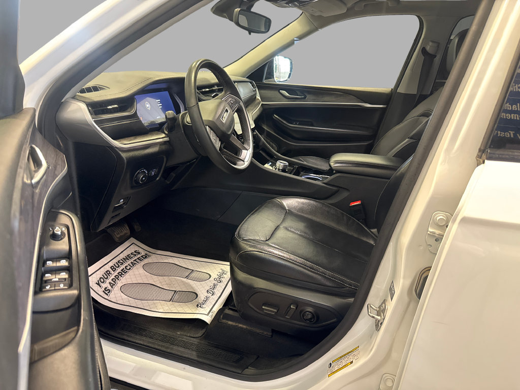 Used 2023 Jeep Grand Cherokee Limited AWD/4WD image 14