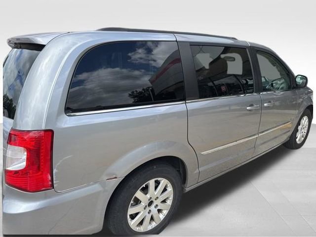 Used 2016 Chrysler Town & Country Touring image 6