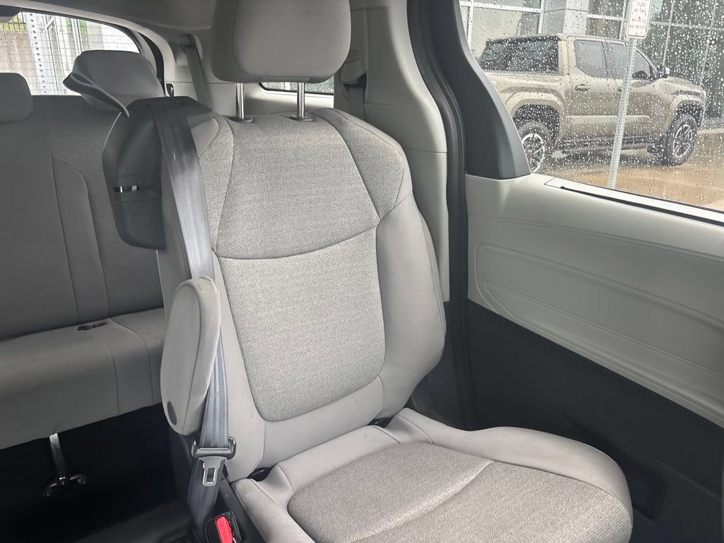 Used 2024 Toyota Sienna LE AWD/4WD image 27