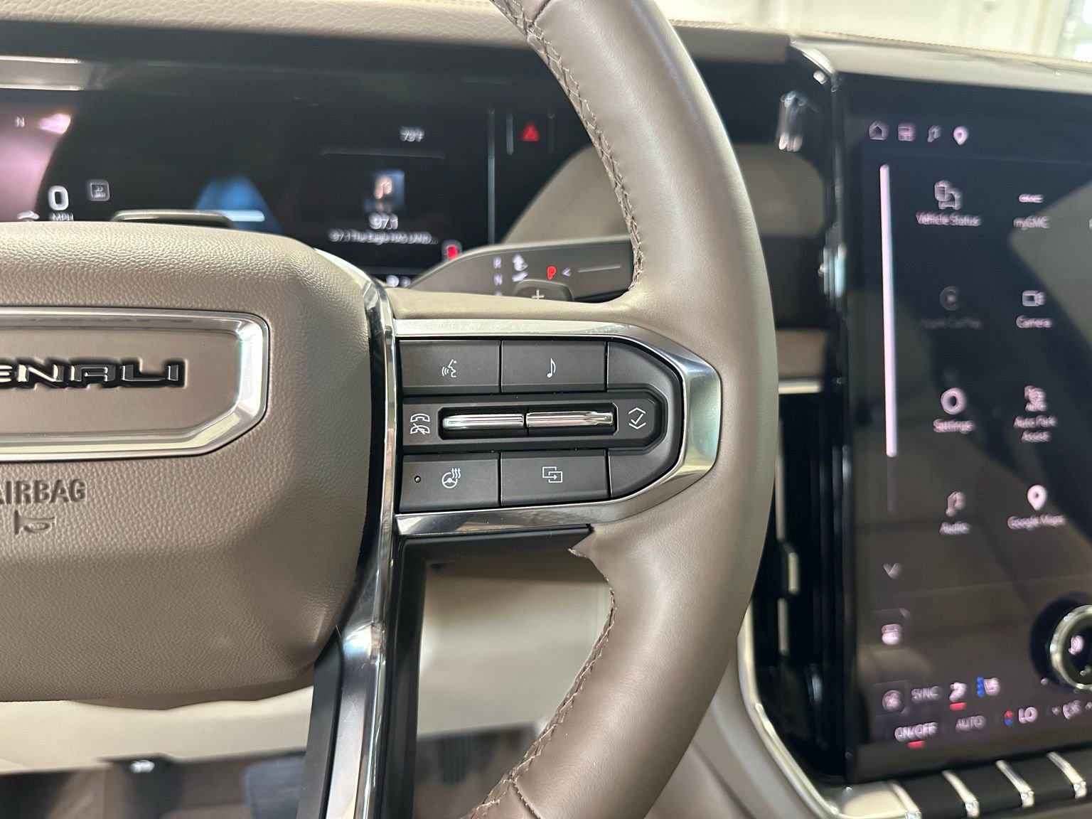 Used 2025 GMC Yukon XL Denali w/ Denali Reserve Package image 19