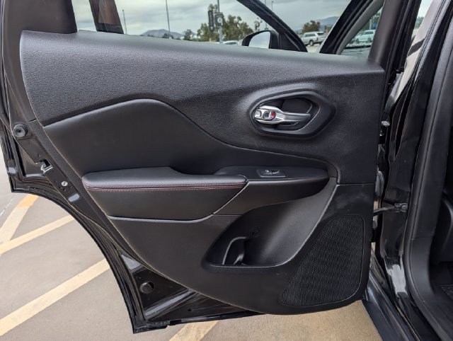 Used 2021 Jeep Cherokee Trailhawk AWD/4WD image 15